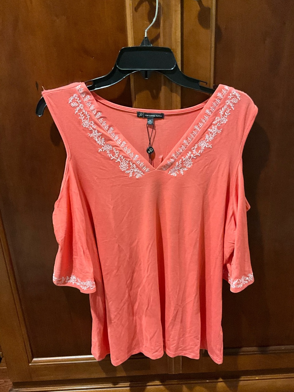 NWT ADRIANNA PAPELL Coral Cold-Shoulder V-Neck Top with White Embroidery Size XL